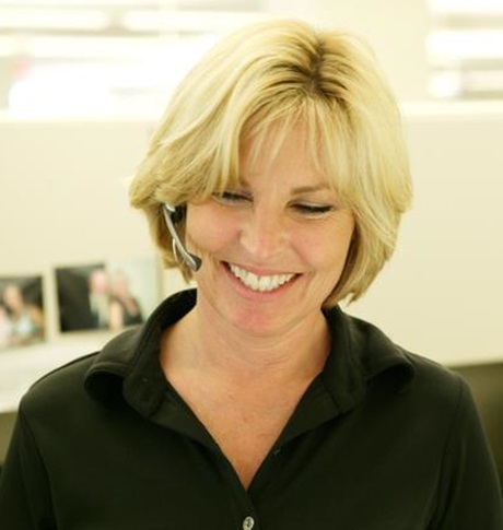 Lachende jonge vrouw staat met een document.